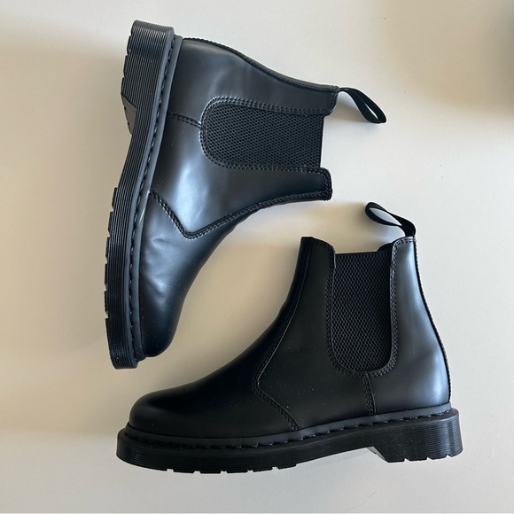 Dr Marten Chelsea Boots - Picture 1 of 6
